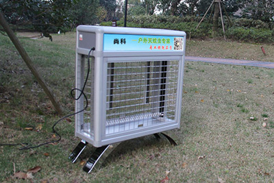 小區草坪（píng）滅蚊燈接220V市（shì）電安裝（zhuāng）效果