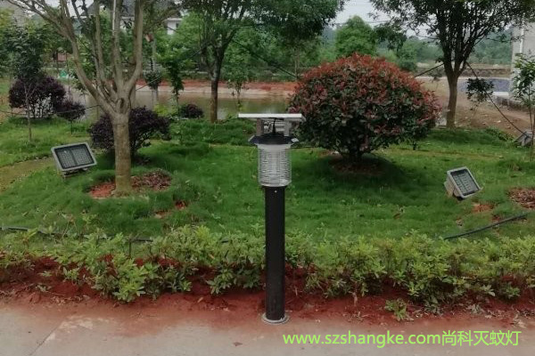 大型（xíng）戶（hù）外太陽能滅蚊燈mw09景觀使用實拍圖