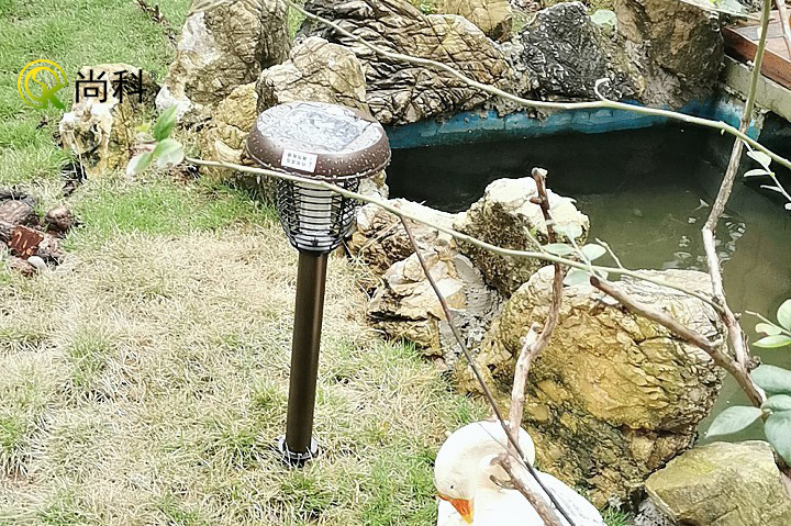 院（yuàn）子裏裝（zhuāng）的太陽能滅蚊燈