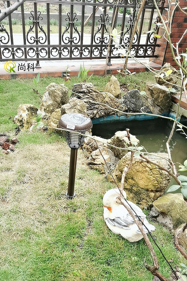 院子裏裝的太陽能滅蚊燈（dēng）